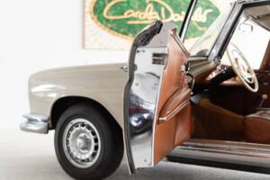 Bild 28/44 von Mercedes-Benz 220 SE b (1964)