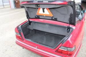 Bild 11/14 von Mercedes-Benz E 220 (1994)