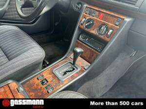 Image 10/15 of Mercedes-Benz 300 TD (1992)
