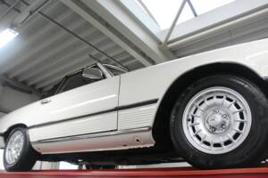 Image 10/50 de Mercedes-Benz 280 SL (1977)