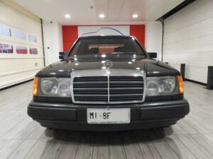 Image 2/14 of Mercedes-Benz 200 (1987)