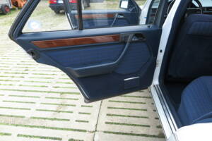 Image 33/71 of Mercedes-Benz 300 E 4-Matic (1990)