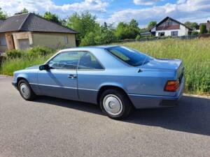 Image 3/12 of Mercedes-Benz 230 CE (1989)