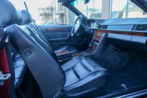 Immagine 48/50 di Mercedes-Benz 300 CE-24 3.4 AMG (1993)