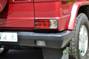 Immagine 35/49 di Mercedes-Benz 230 GE (SWB) (1993)