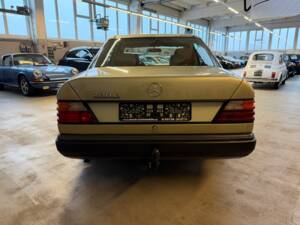 Afbeelding 10/33 van Mercedes-Benz 230 E (1985)