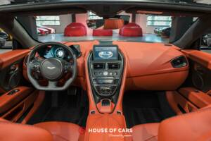 Image 18/25 of Aston Martin DBS Superleggera Volante (2020)