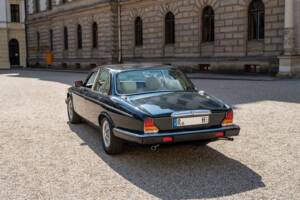 Bild 2/7 von Daimler Double Six (1991)