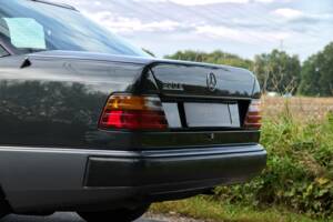 Image 13/63 of Mercedes-Benz 220 E (1993)