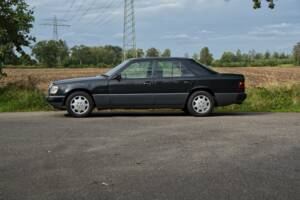 Image 7/63 of Mercedes-Benz 220 E (1993)