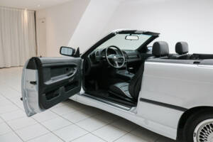 Image 8/17 of BMW 325i (1994)