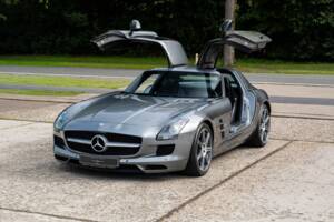 Image 13/32 of Mercedes-Benz SLS AMG (2011)