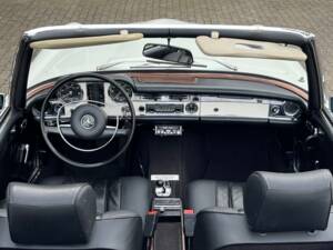 Image 27/100 of Mercedes-Benz 280 SL (1970)