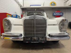 Image 3/18 of Mercedes-Benz 250 CE (1968)