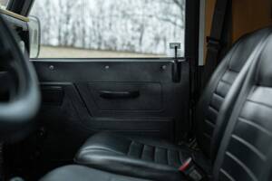 Bild 32/50 von Land Rover 90 (1985)