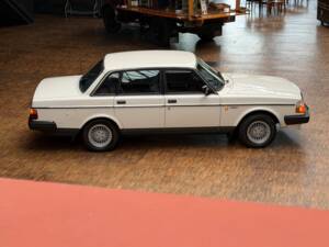 Bild 8/43 von Volvo 240 (1989)