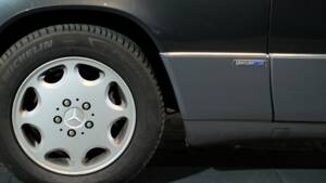 Image 22/32 de Mercedes-Benz 400 E (1991)