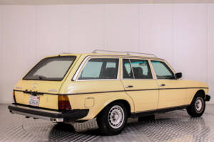 Image 2/33 de Mercedes-Benz 300 TD (1979)