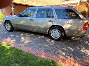 Bild 2/33 von Mercedes-Benz E 200 T (1994)