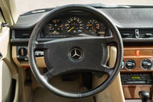 Afbeelding 30/63 van Mercedes-Benz 230 CE (1988)
