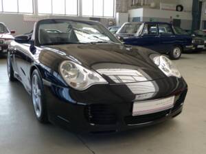 Image 24/41 of Porsche 911 Carrera 4S (2004)