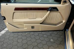 Image 30/63 of Mercedes-Benz 300 CE (1991)