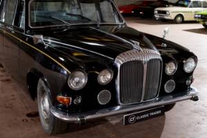 Image 22/70 of Daimler DS 420 (1976)