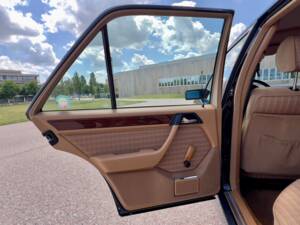 Immagine 25/36 di Mercedes-Benz 300 E 4-Matic (1989)