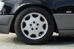 Image 18/48 of Mercedes-Benz 200 CE (1990)