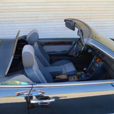 Image 155/171 of Mercedes-Benz E 220 (1994)