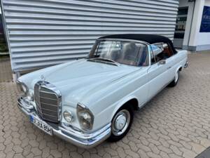 Image 2/33 of Mercedes-Benz 250 SE (1966)