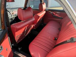 Image 14/32 of Mercedes-Benz 300 SEL 6.3 (1970)