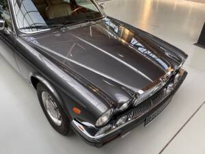 Image 4/27 of Jaguar Sovereign H.E. V12 (1984)