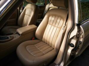 Image 13/19 of Jaguar XJ 8 Sovereign (1999)