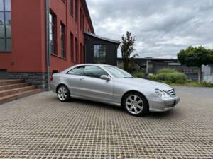 Bild 8/33 von Mercedes-Benz CLK 320 (2002)