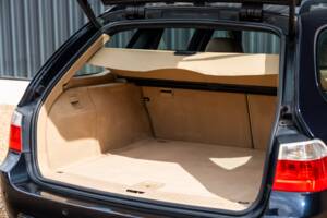 Imagen 22/65 de BMW 545i Touring (2005)