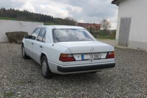 Image 17/71 of Mercedes-Benz 300 E 4-Matic (1990)