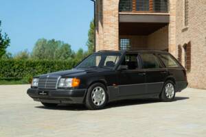 Immagine 1/44 di Mercedes-Benz 200 TE (1992)