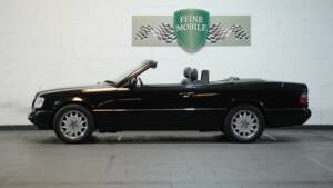 Image 2/30 de Mercedes-Benz E 220 (1995)
