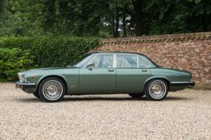 Image 26/50 of Jaguar XJ 6 4.2 (1985)