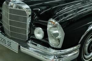 Image 23/50 of Mercedes-Benz 220 SE b (1963)