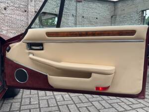 Image 22/23 of Jaguar XJ-S V12 (1990)