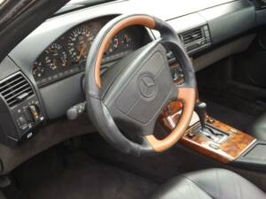 Image 14/50 of Mercedes-Benz 500 SL (1991)