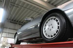 Image 12/50 of Mercedes-Benz 500 SL (1991)