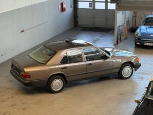 Afbeelding 2/36 van Mercedes-Benz 200 (1988)