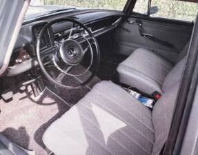Image 12/13 of Mercedes-Benz 230 (1967)