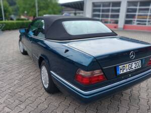 Image 7/29 of Mercedes-Benz E 200 (1995)