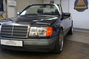 Immagine 4/30 di Mercedes-Benz 320 CE (1993)