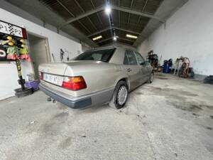 Image 7/8 of Mercedes-Benz 300 E-24 (1992)