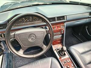 Afbeelding 19/40 van Mercedes-Benz E 200 (1996)